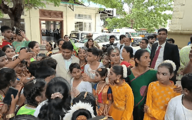 ಮಂಗಳೂರು: ಸ್ವಾತಂತ್ರ್ಯೋತ್ಸವದಲ್ಲಿ ಛೋಟಾ ಫ್ಯಾನ್ಸ್ ಕಂಡು ಡಿಸಿ ಮುಲ್ಲೈ ಮುಗಿಲನ್ ಫಿದಾ