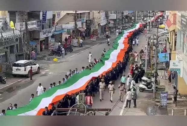ಹಾಸನದಲ್ಲಿ 2,500 ಅಡಿ ಉದ್ದದ ರಾಷ್ಟ್ರಧ್ವಜ ಪ್ರದರ್ಶನ