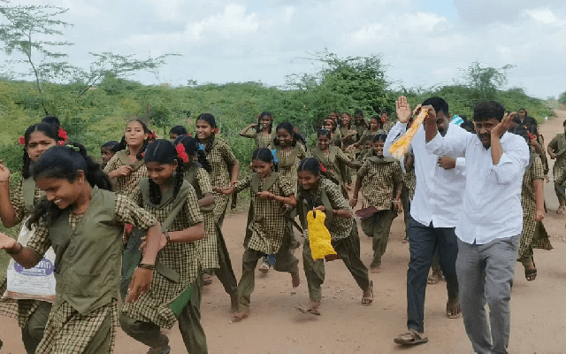 ಮಾನವ ಸರಪಳಿ ಕಾರ್ಯಕ್ರಮ: ವಿದ್ಯಾರ್ಥಿಗಳು, ಶಿಕ್ಷಕರ ಮೇಲೆ ಹೆಜ್ಜೇನು ದಾಳಿ