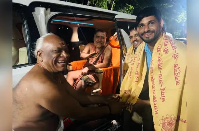 ಮಂಗಳೂರು ಪತ್ರಕರ್ತರನ್ನು ಅಭಿನಂದಿಸಿದ ಕಂಚಿ ಕಾಮಕೋಟಿ ಪೀಠಾಧಿಪತಿ, ದೇವರ ಬೆಳ್ಳಿ ಪದಕ ನೀಡಿ ಶುಭಹಾರೈಕೆ