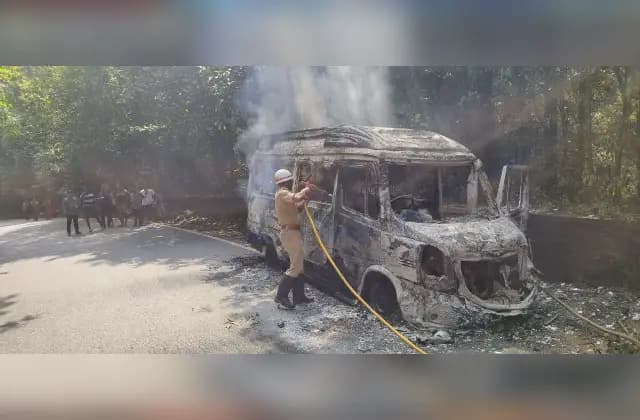 ಕುದುರೆಮುಖ: ಬೆಂಕಿ ಹೊತ್ತಿಕೊಂಡು ಸುಟ್ಟುಕರಕಲಾದ ಉಡುಪಿಯ ಟೂರಿಸ್ಟ್ ವಾಹನ