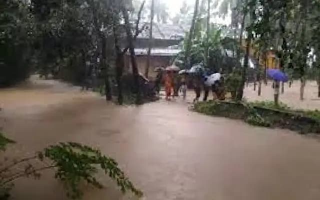 ಮುಂಗಾರು ಅಬ್ಬರಕ್ಕೆ ಕರಾವಳಿ, ಮಲೆನಾಡು ತತ್ತರ : ಇಂದು ಸಹ ಜೋರು ಮಳೆ