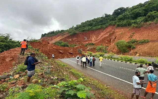 ಮಳೆ ಆರ್ಭಟಕ್ಕೆ ಗುಡ್ಡ ಕುಸಿತ : ಒಂದೇ ಕುಟುಂಬ ಮಣ್ಣಿನಡಿ ಸಿಲುಕಿರುವ ಶಂಕೆ