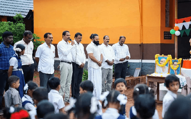 ತಾನು ದತ್ತು ಪಡೆದ ಕೆರಾಡಿ ಶಾಲೆಯಲ್ಲಿ ಧ್ವಜಾರೋಹಣ ನೆರವೇರಿಸಿದ ನಟ  ರಿಷಬ್ ಶೆಟ್ಟಿ