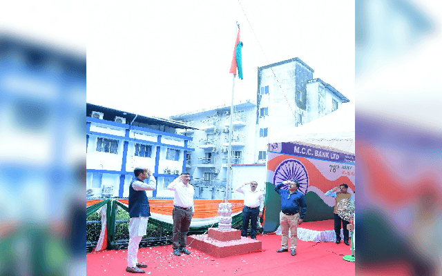 ಎಂ.ಸಿ.ಸಿ. ಬ್ಯಾಂಕಿನಲ್ಲಿ ಸ್ವಾತಂತ್ರ್ಯ ದಿನದ ಆಚರಣೆ; ದ್ವಜಾರೋಹಣ ನೆರವೇರಿಸಿದ  ಶ್ರೀ ತಾರಾನಾಥ್ ಗಟ್ಟಿ