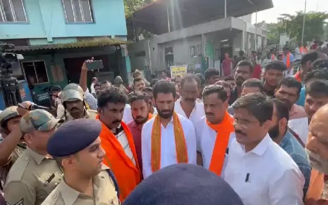 ಬಿ‌.ಸಿ.ರೋಡ್ ಚಲೋ ಕರೆ : ಕೇಸರಿ ಶಾಲು ಧರಿಸಿ ಜಾಮಾಯಿಸುತ್ತಿರೋ ಕಾರ್ಯಕರ್ತರು