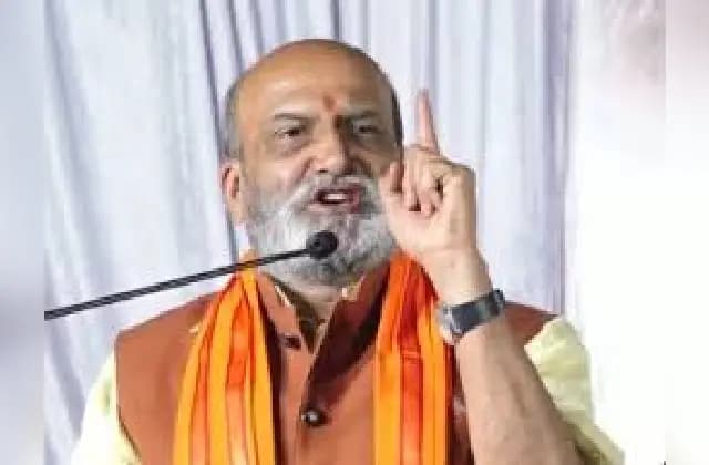 ಹಿಂದೂ ಸ್ಮಶಾನದ ಕಾಂಪೌಂಡ್ ಒಡೆದು ಇಂದಿರಾ ಕ್ಯಾಂಟೀನ್ ನಿರ್ಮಾಣ​: ಮುತಾಲಿಕ್ ಆರೋಪ