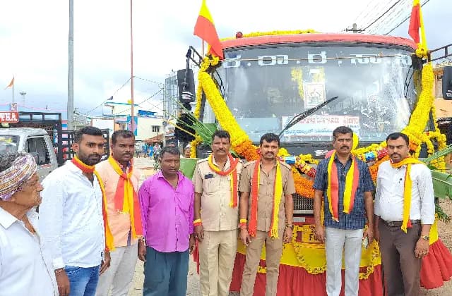ಕನ್ನಡ ಧ್ವಜ, ಕವಿಗಳ ಭಾವಚಿತ್ರ ಹಾಗೂ ಬಾವುಟಗಳಿಂದ ಸಿಂಗಾರಗೊಂಡ ಕೆ.ಆರ್.ಪೇಟೆ