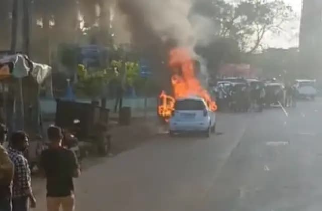 ಕದ್ರಿ ಯುದ್ದ ಸ್ಮಾರಕದ ಬಳಿ ಬೆಂಕಿಗಾಹುತಿಯಾದ ಕಾರು