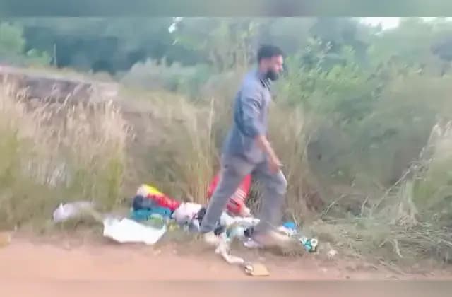 ಉಡುಪಿ: ರಸ್ತೆ ಬದಿ ತ್ಯಾಜ್ಯ ಎಸೆದ ವ್ಯಕ್ತಿಯಿಂದಲೇ ತೆರವುಗೊಳಿಸಿದ ಗ್ರಾಪಂ ಅಧ್ಯಕ್ಷೆ