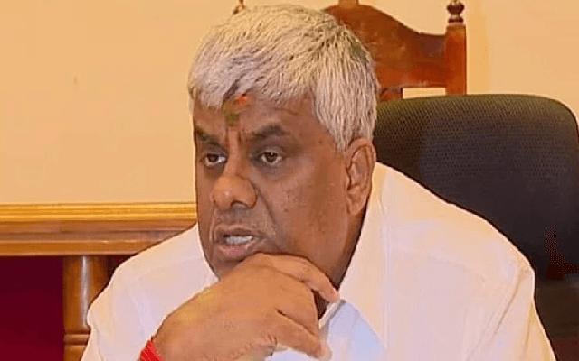 ದೇವಸ್ಥಾನದಲ್ಲಿ ಜಾರಿಬಿದ್ದು ಆಸ್ಪತ್ರೆಗೆ ದಾಖಲಾದ ಮಾಜಿ ಸಚಿವ ಹೆಚ್.ಡಿ ರೇವಣ್ಣ