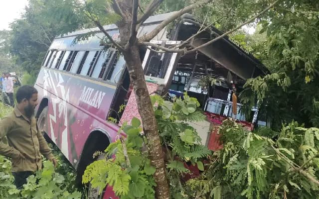 ನಿಯಂತ್ರಣ ತಪ್ಪಿ ಕಂದಕಕ್ಕೆ ಬಿದ್ದ ಖಾಸಗಿ ಬಸ್ : ಪ್ರಯಾಣಿಕರು ಅಪಾಯದಿಂದ ಪಾರು