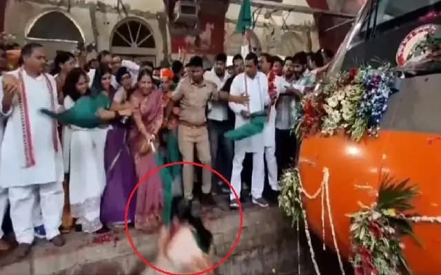 ವಂದೇ ಭಾರತ್‌ ರೈಲಿನ ಚಾಲನೆ ವೇಳೆ ಆಯತಪ್ಪಿ ಹಳಿ ಮೇಲೆ ಬಿದ್ದ ಶಾಸಕಿ