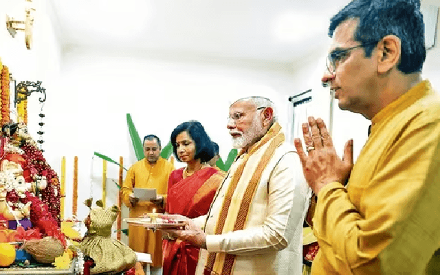 ಸಿಜೆಐ ಮನೆಯಲ್ಲಿ ಗಣೇಶ ಹಬ್ಬದಲ್ಲಿ ಮೋದಿ ಭಾಗಿಯಾಗಿದ್ದಕ್ಕೆ ಕಾಂಗ್ರೆಸ್ ಟೀಕೆ