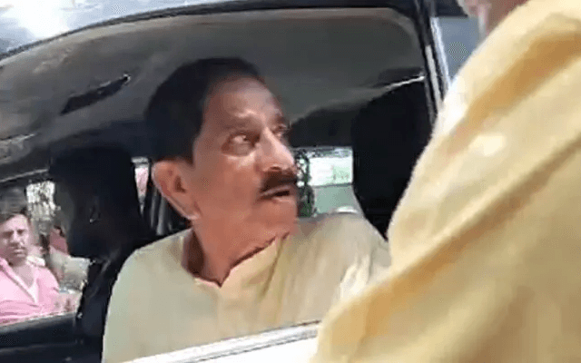 ಪಿಎಂ ಮೋದಿ ಹುಟ್ಟುಹಬ್ಬ; ಬಿಜೆಪಿ ಕಾರ್ಯಕರ್ತನಿಗೆ ಮಾಜಿ ಸಚಿವರಿಂದ ಕಪಾಳ ಮೋಕ್ಷ!