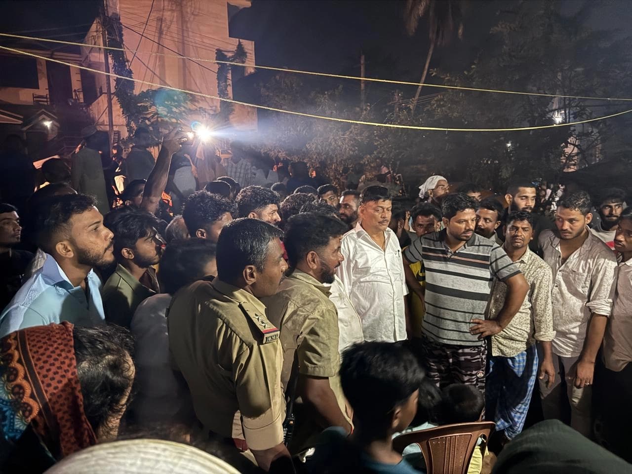 ಕರಿಯಂಗಳ ಗ್ರಾಮದ ಬಡಕಬೈಲ್ ಜಂಕ್ಷನ್ ನ ಬಳಿ 3-4 ಕಟ್ಟಡಗಳಿಗೆ ನಿನ್ನೆ ರಾತ್ರಿ ಅಗ್ನಿ ಆಕಸ್ಮಿಕದಿಂದ ಸಮಸ್ಯೆ ಉಂಟಾಯಿತು
