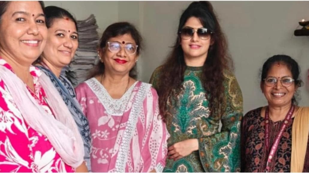 ಬಂಟ್ವಾಳ: ಉಪನೋಂದಾವಣೆ ಕಚೇರಿಯಲ್ಲಿ ಕಾಣಿಸಿಕೊಂಡ ನಟಿ ರಾಧಿಕಾಕುಮಾರ ಸ್ವಾಮಿ