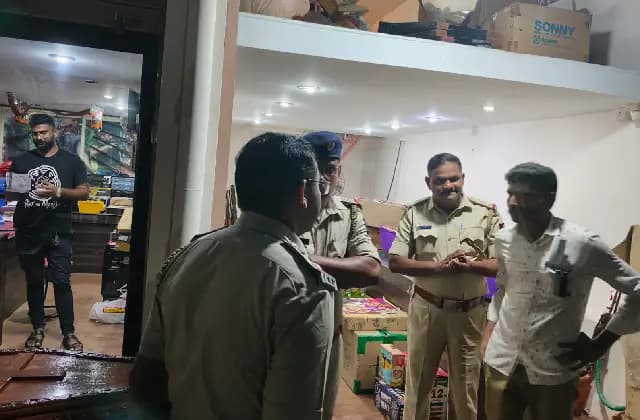 ಅಕ್ರಮ ಪಟಾಕಿ ದಾಸ್ತಾನು ಕೇಂದ್ರಕ್ಕೆ ಪೊಲೀಸರ ದಾಳಿ: 40 ಕೆ.ಜಿ. ಪಟಾಕಿ ವಶ
