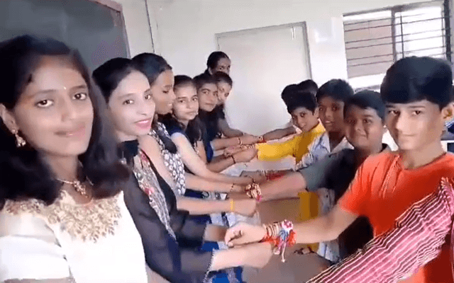 ಧಾರವಾಡ: ಶಾಲೆಯಲ್ಲಿ ರಕ್ಷಾಬಂಧನ ಆಚರಿಸಿಕೊಂಡ ವಿದ್ಯಾರ್ಥಿ- ವಿದ್ಯಾರ್ಥಿನಿಗಳು