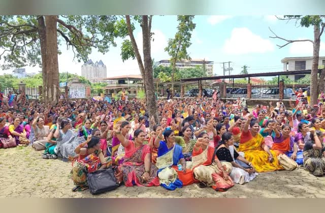 ವಿವಿಧ ಬೇಡಿಕೆಗಳ ಈಡೇರಿಕೆಗೆ ಆಗ್ರಹಿಸಿ ಅಂಗನವಾಡಿ ಕಾರ್ಯಕರ್ತೆಯರು, ಸಹಾಯಕಿಯರಿಂದ ಧರಣಿ