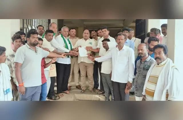 ಕೊರಟಗೆರೆಯಲ್ಲಿ ವಾಲ್ಮೀಕಿ ಪ್ರತಿಮೆ ತೆರವು ಖಂಡಿಸಿ ಪ್ರತಿಭಟನೆ