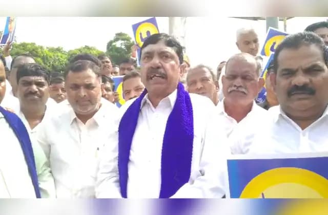 ಅಮಿತ್ ಶಾ ರಾಜೀನಾಮೆ ನೀಡುವಂತೆ ನಂಜನಗೂಡಿನಲ್ಲಿ ಹೆದ್ದಾರಿ ತಡೆದು ಪ್ರತಿಭಟನೆ