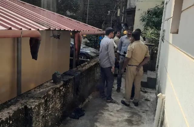 ಮನೆಯಲ್ಲೇ ಬೆಂಕಿ ಹಚ್ಚಿಕೊಂಡು ಆತ್ಮಹತ್ಯೆಗೆ ಯತ್ನ; ಗಂಭೀರ ಸ್ಥಿತಿಯಲ್ಲಿ ಆಸ್ಪತ್ರೆಗೆ ದಾಖಲು