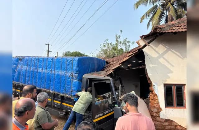 ಹೆಜಮಾಡಿ‌: ಮನೆಗೆ ನುಗ್ಗಿದ ಗೂಡ್ಸ್ ಟೆಂಪೋ; ಮನೆಯಲ್ಲಿದ್ದವರು ಪಾರು