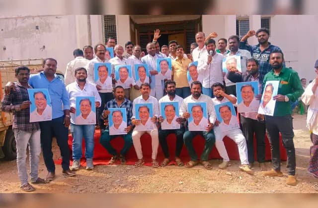 ಸಿಎಂ ದಾಖಲೆ : ಪಟ್ಟಣದಲ್ಲಿ ಪಟಾಕಿ ಸಿಡಿಸಿ ಸಡಗರ, ಬಿರಿಯಾನಿ ವಿತರಿಸಿದ ಅಭಿಮಾನಿಗಳು