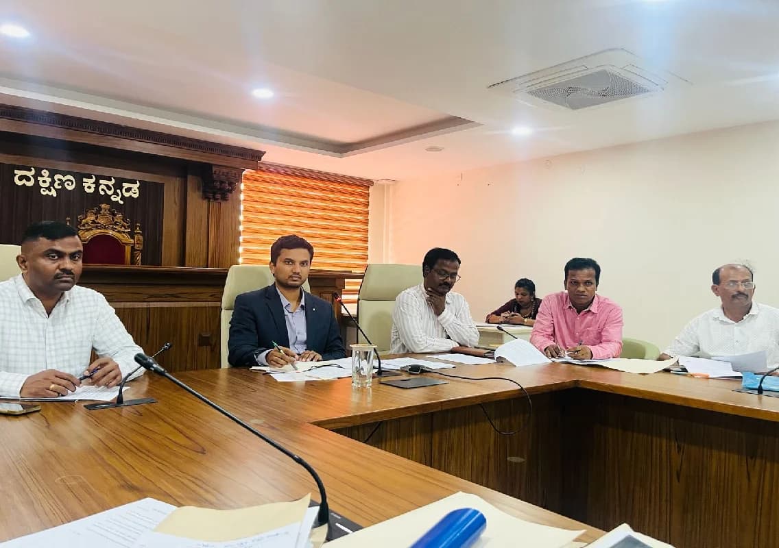 ಅಂಗಡಿ, ಹೊಟೇಲ್ ನಾಮಫಲಕಗಳಲ್ಲಿ ಕನ್ನಡ ಕಡ್ಡಾಯ – ದ.ಕ ಜಿಲ್ಲಾಧಿಕಾರಿ ದರ್ಶನ್