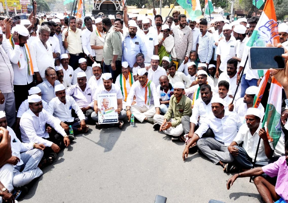 ಮನರೇಗಾ ಉಳಿವಿಗಾಗಿ ಬೀದಿಗಿಳಿದ ಕಾಂಗ್ರೆಸ್, ನಂಜನಗೂಡಿನಲ್ಲಿ ಬೃಹತ್ ಪಾದಯಾತ್ರೆ!