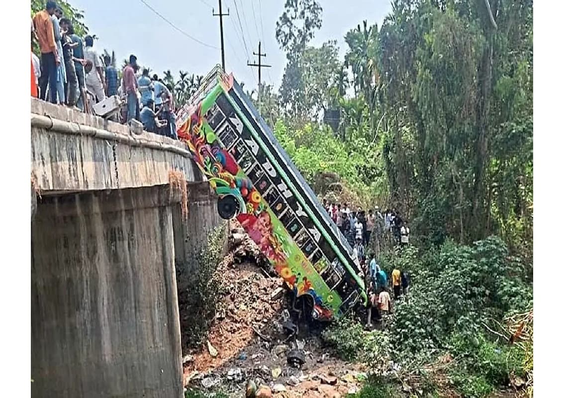 ಸೇತುವೆಯಿಂದ ಉರುಳಿ ಬಿದ್ದ ಖಾಸಗಿ ಬಸ್: ಹಲವರಿಗೆ ಗಾಯ!