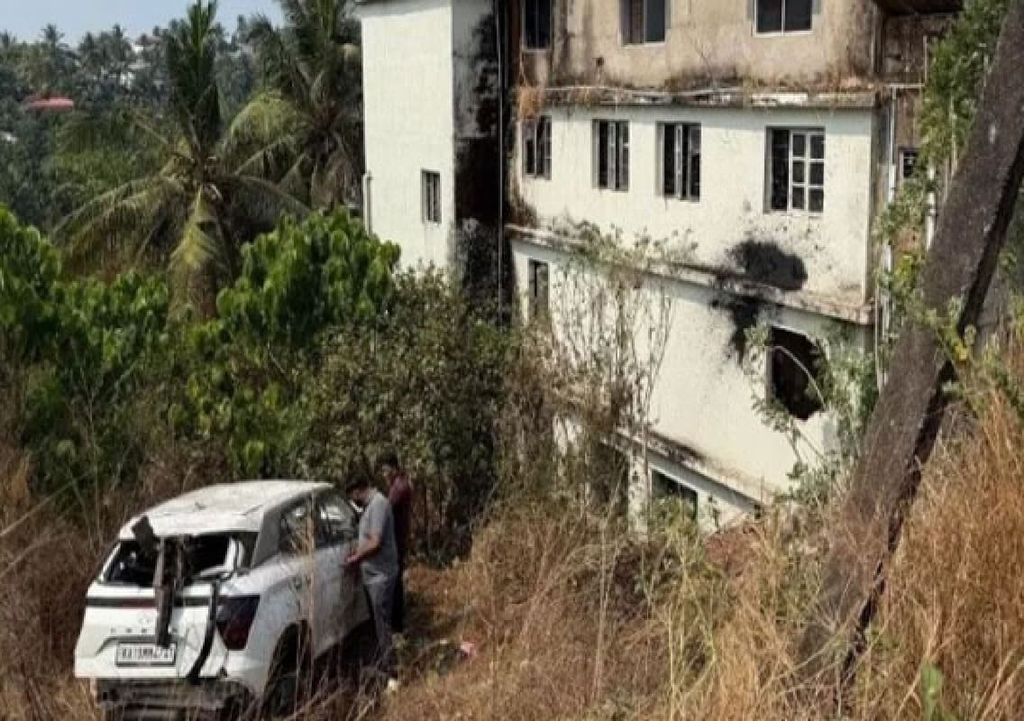 ಉಳ್ಳಾಲ : ಚಾಲಕನ ನಿಯಂತ್ರಣ ತಪ್ಪಿ 10 ಅಡಿ ಆಳಕ್ಕೆ ಜಿಗಿದ ಕಾರು!