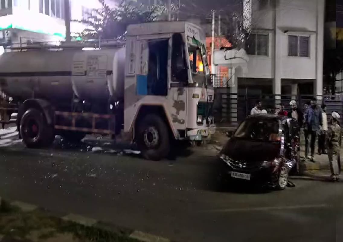 ಡೀಸೆಲ್‌ ಟ್ಯಾಂಕರ್‌ – ಕಾರಿನ ನಡುವೆ ಭೀಕರ ಅಪಘಾತ!