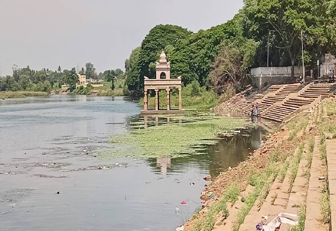 ಮಲಿನ ನೀರಿನಲ್ಲಿ ಮಿಂದೇಳುತ್ತಿರುವ ನಂಜುಂಡನ ಭಕ್ತರು…!