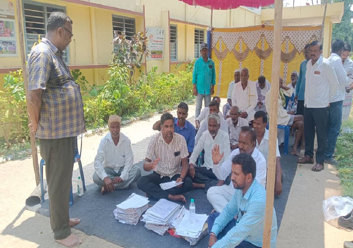 ದೇವರಸನಹಳ್ಳಿ ಗ್ರಾ.ಪಂನಲ್ಲಿ 2 ಕೋಟಿ ಹಗರಣ: ತನಿಖೆಗೆ ಆಗ್ರಹಿಸಿ ತಾ.ಪಂ ಕಛೇರಿಯಲ್ಲಿ ಧರಣಿ