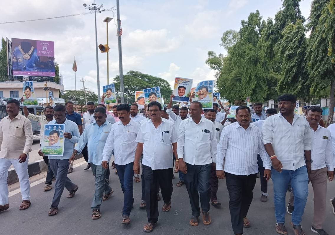 ಗುಂಡ್ಲುಪೇಟೆ : ಎಚ್.ಸಿ.ಮಹದೇವಪ್ಪಗೆ ಡಿಸಿಎಂ ಸ್ಥಾನ ನೀಡುವಂತೆ ದಲಿತ ಮುಖಂಡರು ಅಭಿಮಾನಿಗಳ ಒತ್ತಾಯ