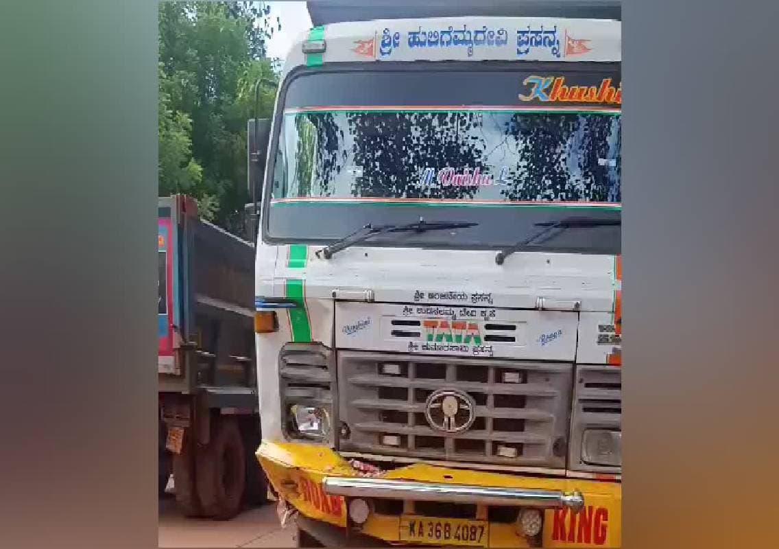 ಬೈಕ್‌ಗೆ ಮೈನ್ಸ್​ ಲಾರಿ ಡಿಕ್ಕಿ : ತಂದೆ-ಮಗ ಸ್ಥಳದಲ್ಲೇ ಮೃತ್ಯು!