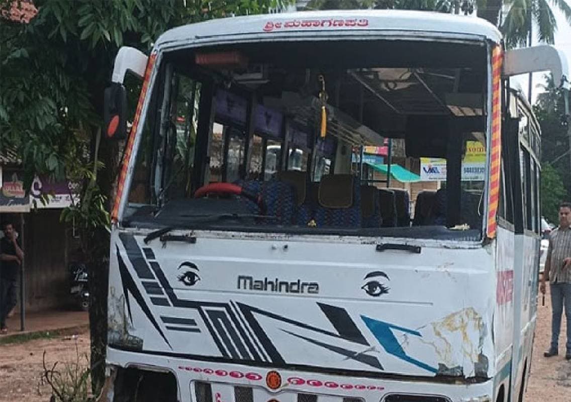 ಸೀಮಂತ ಕಾರ್ಯಕ್ರಮ ಮುಗಿಸಿ ವಾಪಸ್ ಬರುತ್ತಿದ್ದಾಗ ಮಿನಿ ಬಸ್ ಪಲ್ಟಿ – ಓರ್ವ ಮೃತ್ಯು!