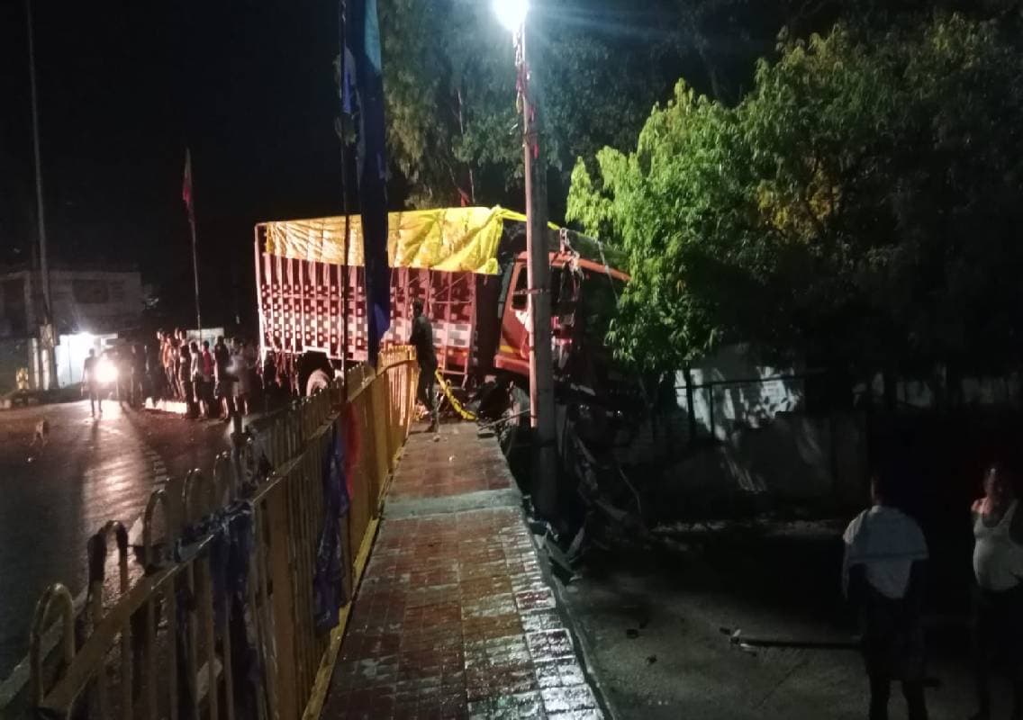 ನಿಯಂತ್ರಣ ತಪ್ಪಿ ಶಾಲಾ ಕಾಂಪೌಂಡ್‌ಗೆ ನುಗ್ಗಿದ ಕ್ಯಾಂಟರ್!