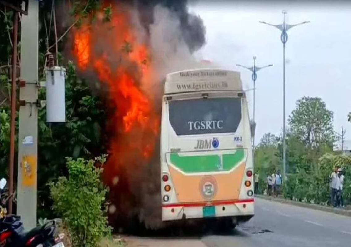 ಎಲೆಕ್ಟ್ರಿಕ್ ಬಸ್‌ಗೆ ಬೆಂಕಿ; 37 ಪ್ರಯಾಣಿಕರು ಕೂದಲೆಳೆ ಅಂತರದಲ್ಲಿ ಪಾರು!