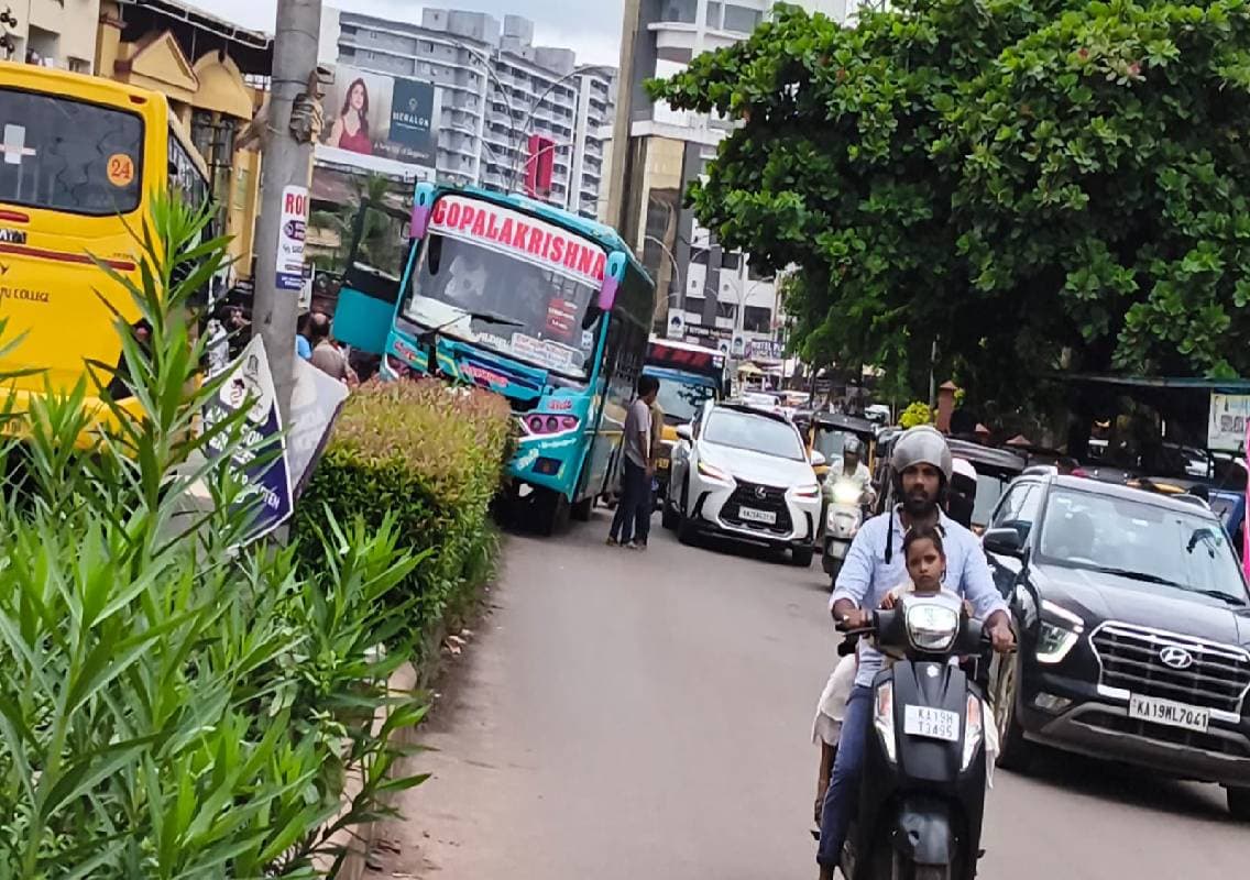 ಬಸ್‌ ಚಲಿಸುತ್ತಿದ್ದಾಗಲೇ ಬಿಪಿ ಲೋ ಆಗಿ ಕುಸಿದ ಚಾಲಕ ; ದೇರಳಕಟ್ಟೆಯಲ್ಲಿ ರಸ್ತೆ ಡಿವೈಡ‌ರ್ ಏರಿ ನಿಂತ ಬಸ್!