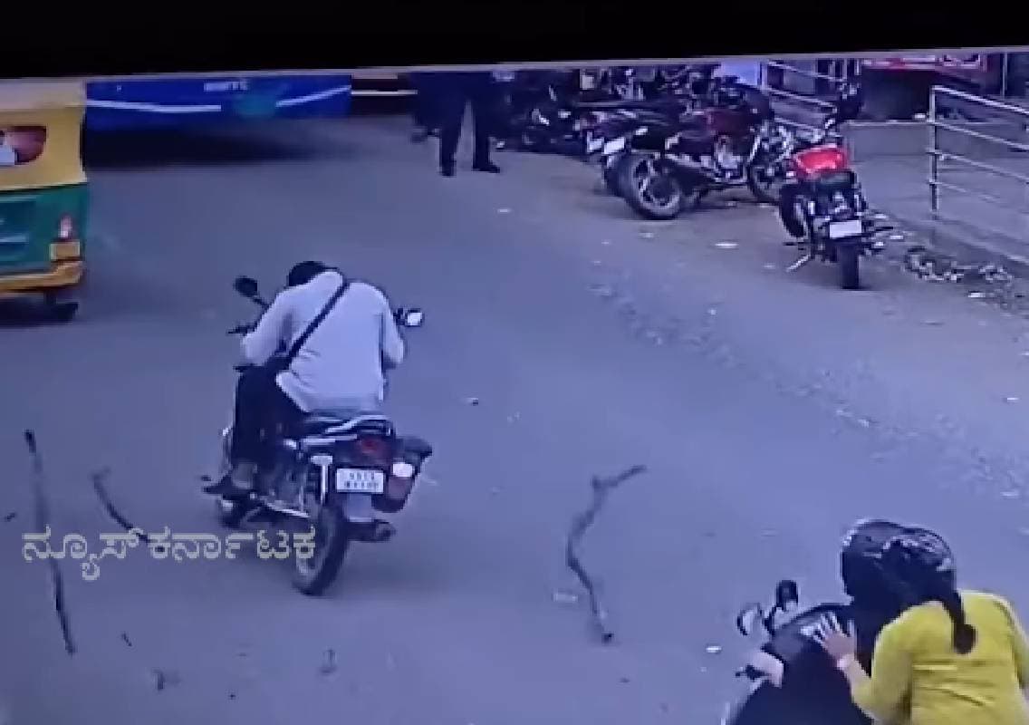 ಬೈಕ್‌ ನಲ್ಲಿ ತೆರಳುತ್ತಿದ್ದ  ಸವಾರನ ತಲೆಯ ಮೇಲೆ ಬಿದ್ದ ಮರದ ಕೊಂಬೆ; ಜೀವನ್ಮರಣ ಹೋರಾಟ ನಡೆಸುತ್ತಿರುವ ಸವಾರ!
