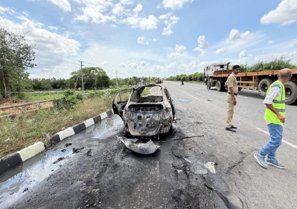 ಕಾರಲ್ಲೇ ಪ್ರೇಮಿಗಳ ಗಲಾಟೆ – ಪೆಟ್ರೋಲ್‌ ಬಾಂಬ್‌ ಸಿಡಿಸಿಕೊಂಡು ಯುವಕ ಆತ್ಮಹತ್ಯೆ