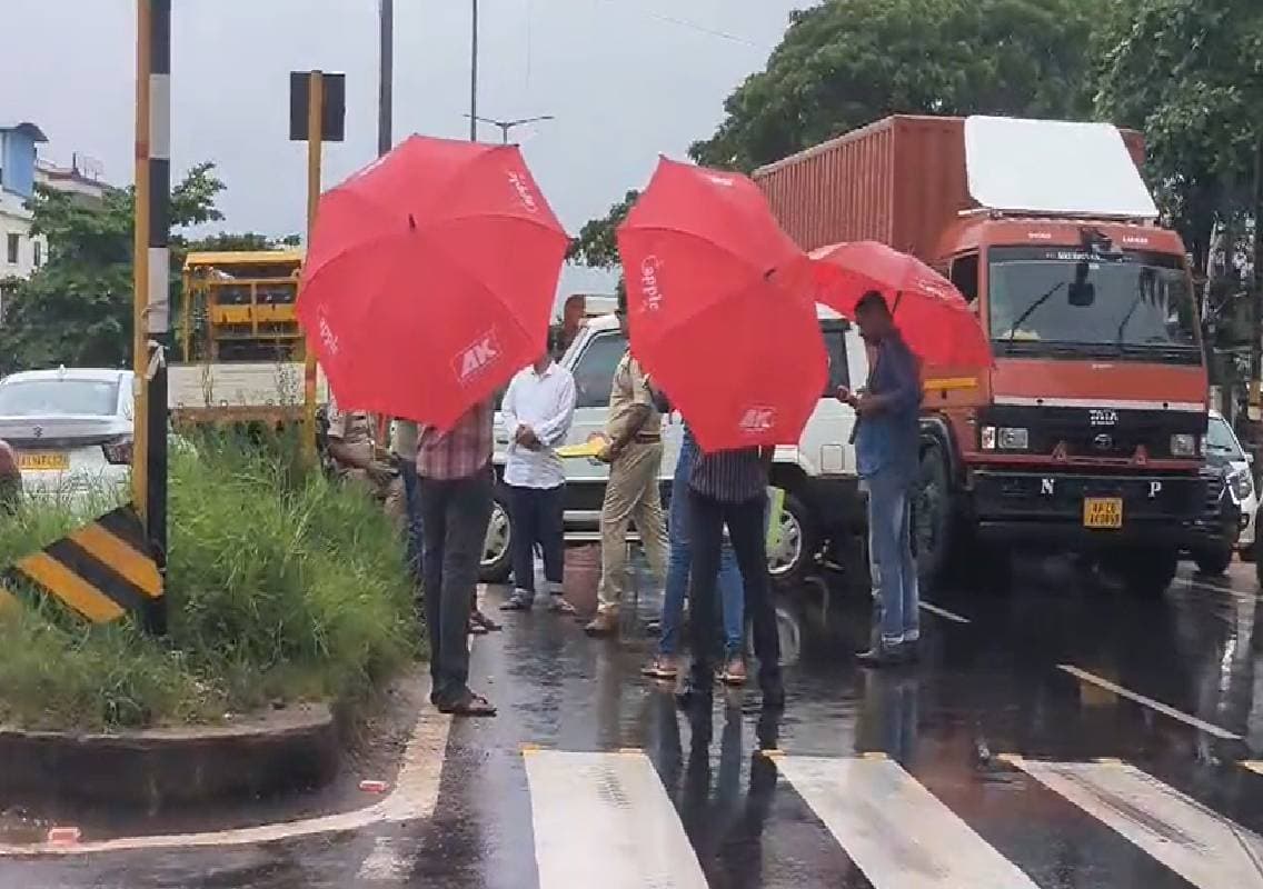 ಬೆಳ್ಳಂ ಬೆಳಗ್ಗೆ ರಾಬರಿ ; ಘಟನಾ ಸ್ಥಳದಲ್ಲಿ ಪಣಂಬೂರು ಪೊಲೀಸರಿಂದ ಸ್ಥಳ ಮಹಜರು