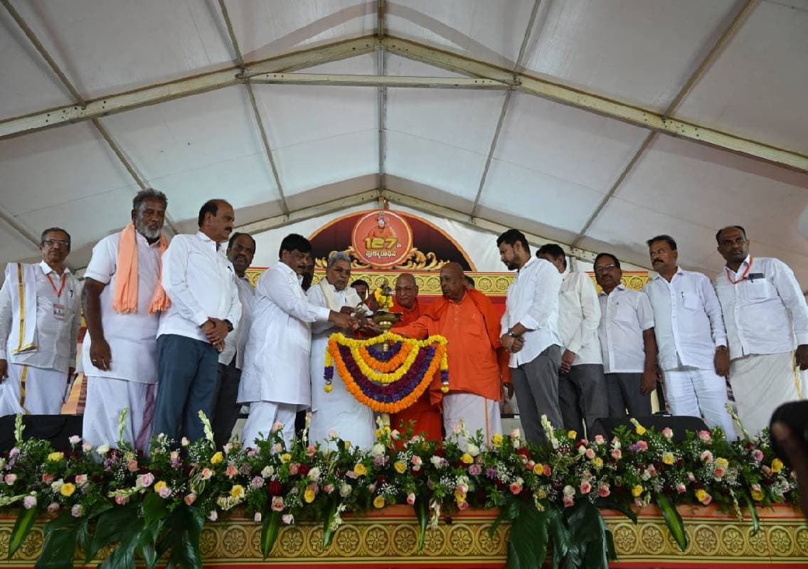 ದೇವನೂರು ಗ್ರಾಮದಲ್ಲಿ ಶ್ರೀ ಗುರು ಮಲ್ಲೇಶ್ವರ 127ನೇ ಪುಣ್ಯರಾಧನೆ ಕಾರ್ಯಕ್ರಮ ಉದ್ಘಾಟಿಸಿದ ಮಾಜಿ ಸಿಎಂ