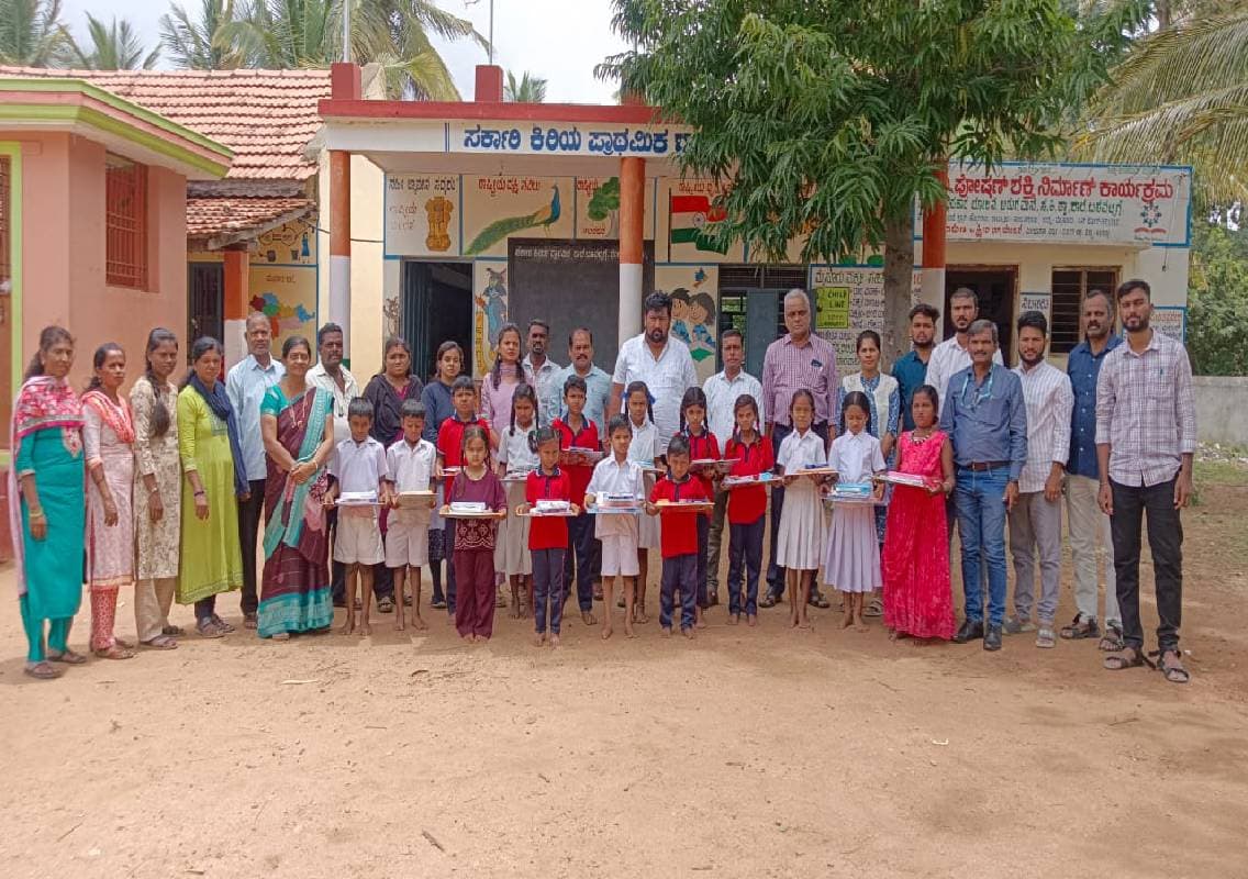 ಕಂದಾಯ ದಿನಾಚರಣೆ ಅಂಗವಾಗಿ ಮಕ್ಕಳಿಗೆ ಕಲಿಕಾ ಸಾಮಗ್ರಿ, ಟೇಬಲ್ ವಿತರಣೆ – ಅಧಿಕಾರಿಗಳ ಸೇವೆಗೆ ಮೆಚ್ಚುಗೆ