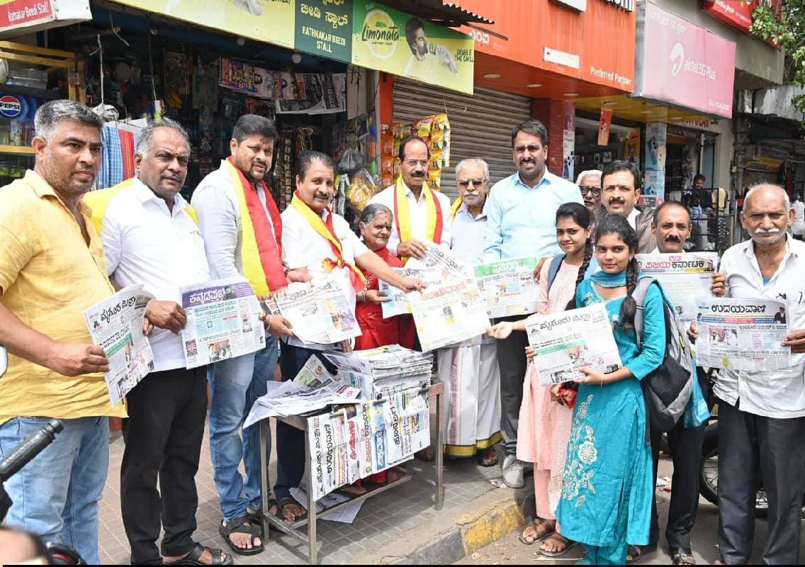 ಉಚಿತವಾಗಿ ದಿನಪತ್ರಿಕೆ ಹಂಚುವ ಮೂಲಕ ಪತ್ರಿಕಾ ದಿನಾ ಆಚರಣೆ