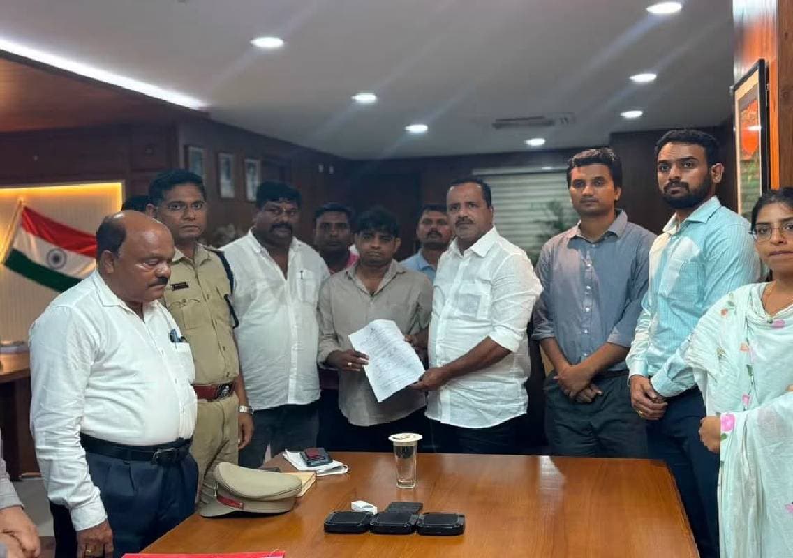 ಮಂಗಳೂರು: ತಡೆಗೋಡೆ ಕುಸಿದು ಬಿದ್ದು ಮೂವರು ಮೃತ್ಯು: ಪರಿಹಾರ ಮೊತ್ತದ ಚೆಕ್ ವಿತರಣೆ