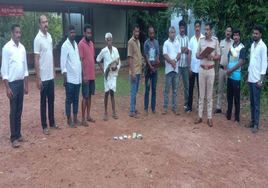 ಹಿರಿಯಡ್ಕ: ಕೋಳಿ ಅಂಕ ಅಡ್ಡೆಗೆ ಪೊಲೀಸರ ದಾಳಿ: 8 ಮಂದಿ ವಶ